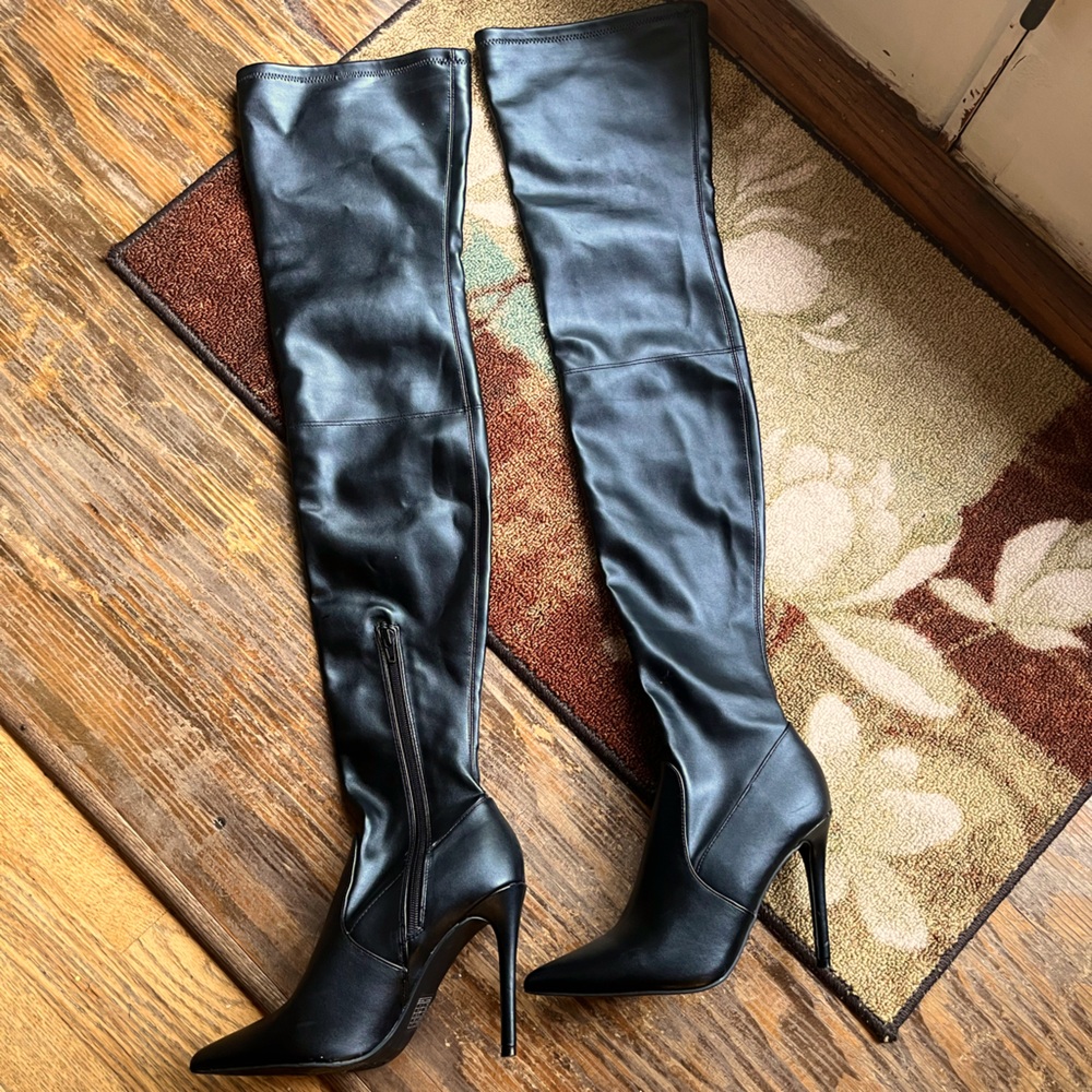 Black thigh high boots🔥🔥🔥